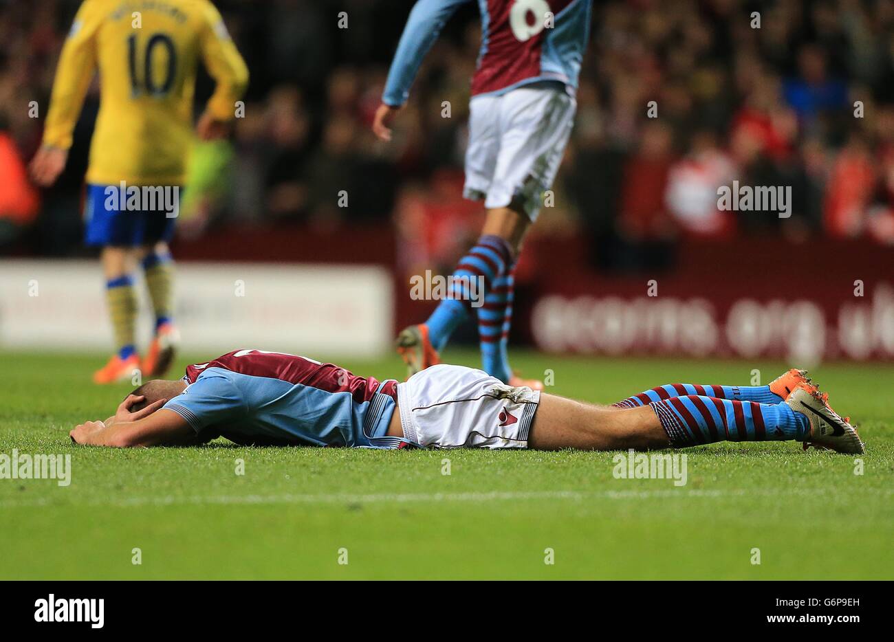 Fußball - Barclays Premier League - Aston Villa gegen Arsenal - Villa Park. Nathan Baker von der Aston Villa liegt verletzt Stockfoto