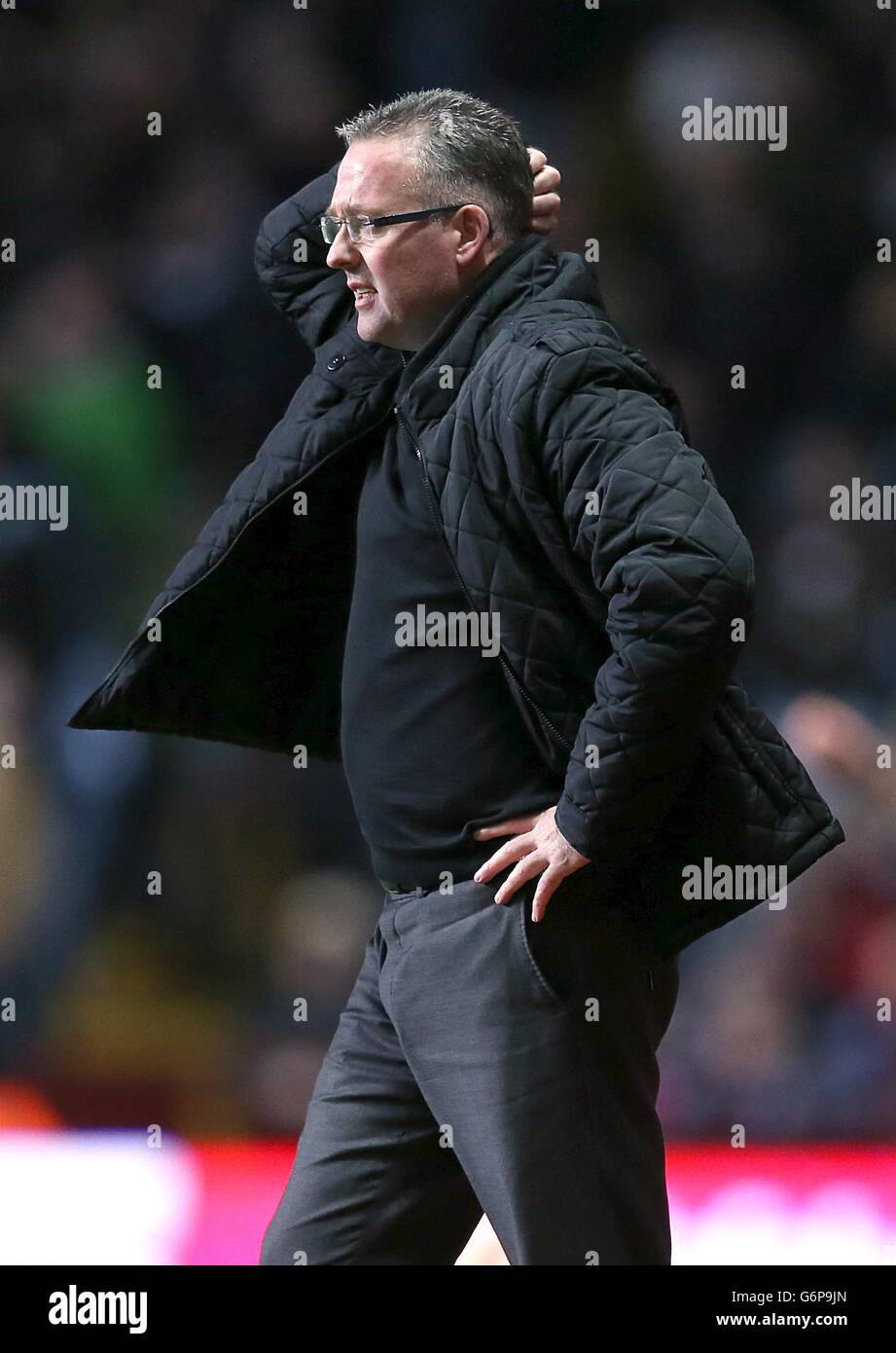 Fußball - Barclays Premier League - Aston Villa gegen Arsenal - Villa Park. Paul Lambert, Manager der Aston Villa, kratzt sich den Kopf an der Touchline Stockfoto