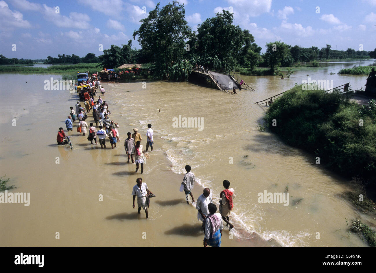 Indien Bihar, untertauchen am Bagmati Fluss eine Filiale des Ganges durch heftigen Monsunregen und schmelzende Gletscher des Himalaya, kaputte Brücke und Straße Stockfoto