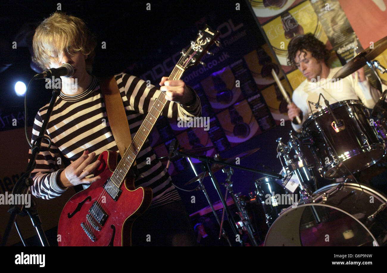 Die Indie-Band The verzögerte Greg (links) und Rowley während ihres Aufführens im Virgin Megastore, Oxford Street, im Zentrum von London, wo sie auch Kopien ihrer neuen Single Long Time Coming signierten. Stockfoto