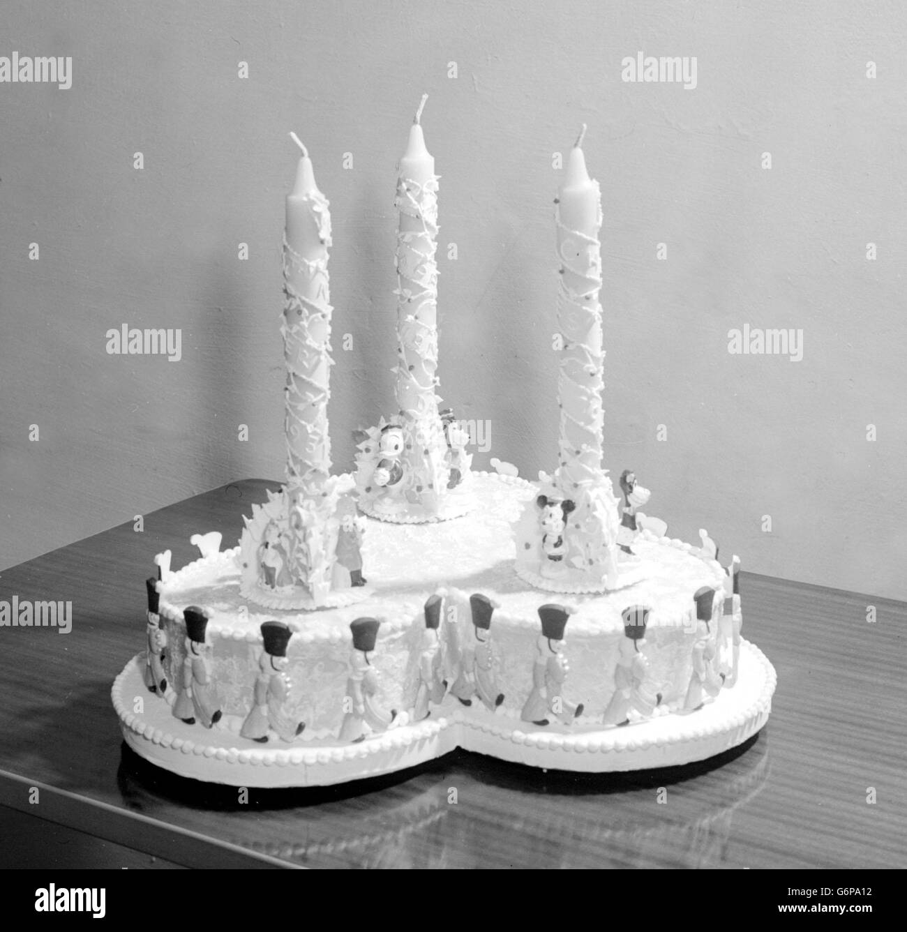 Die Torte zum dritten Geburtstag von Prinz Charles, überreicht von Generalleutnant Sir Frederick Browning, dem Kontrolleur des Haushalts von Prinzessin Elizabeth. Stockfoto