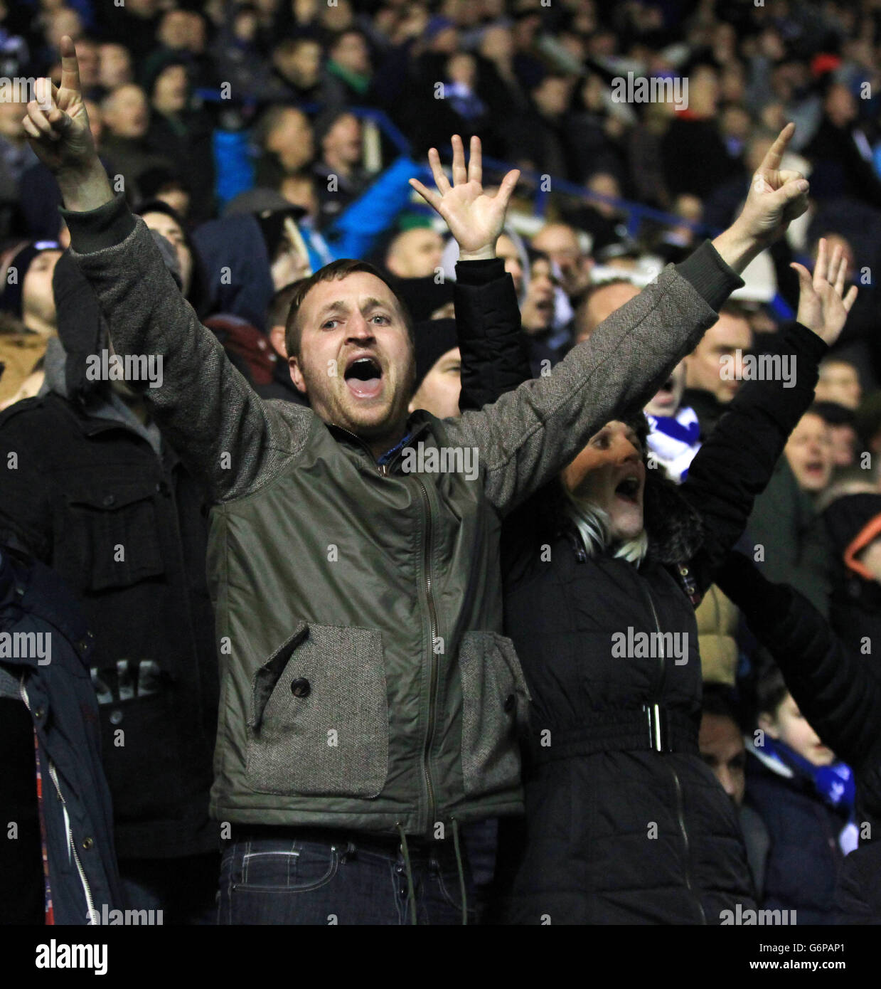Die Fans von Bristol Rovers singen zur Unterstützung ihres Teams während der Niederlage 3-0 in Birmingham City Stockfoto