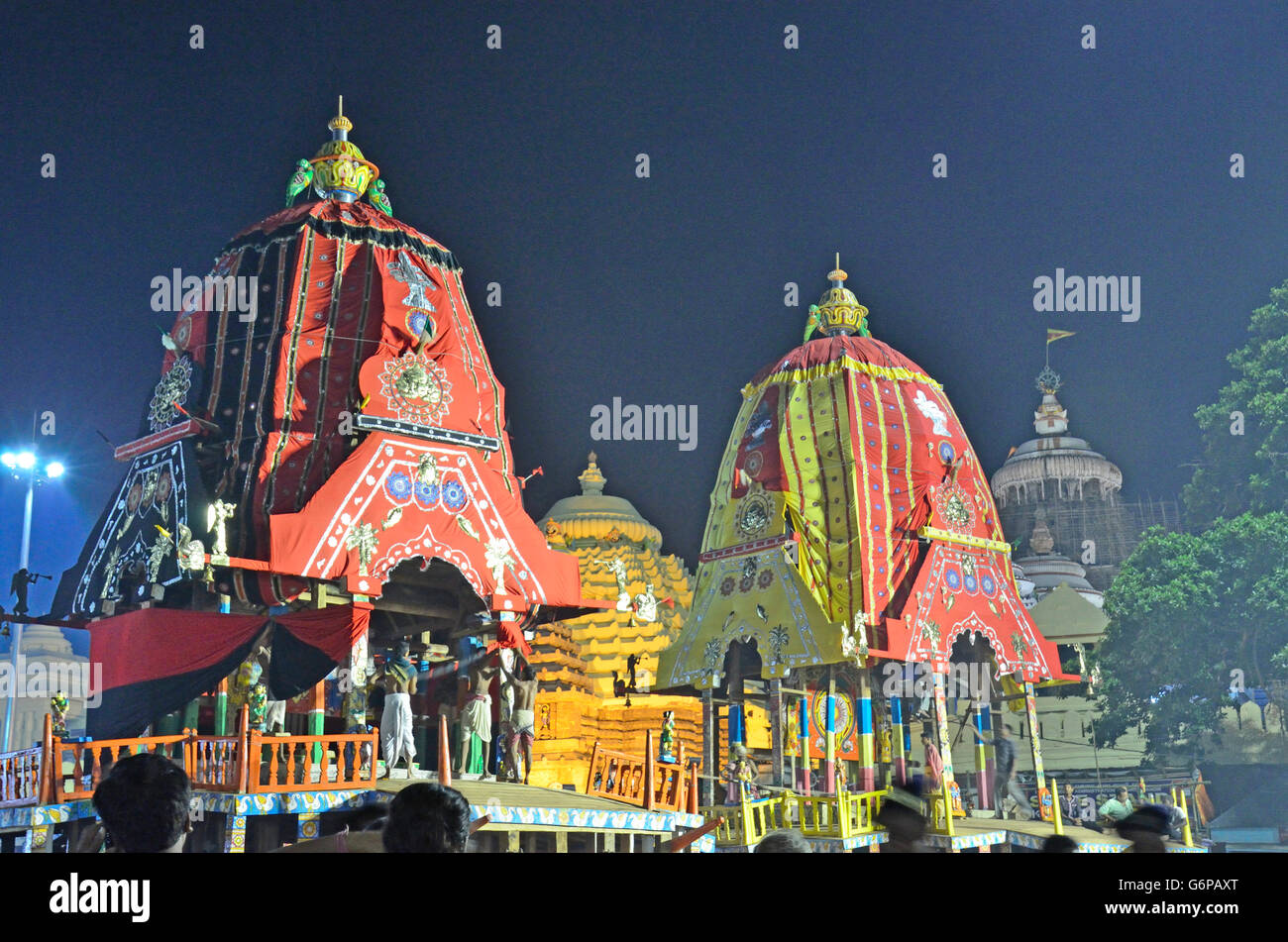 Rathyatra oder Chariot Festival mit Jagannatha-Tempel im Hintergrund, Puri, Orissa, Indien Stockfoto