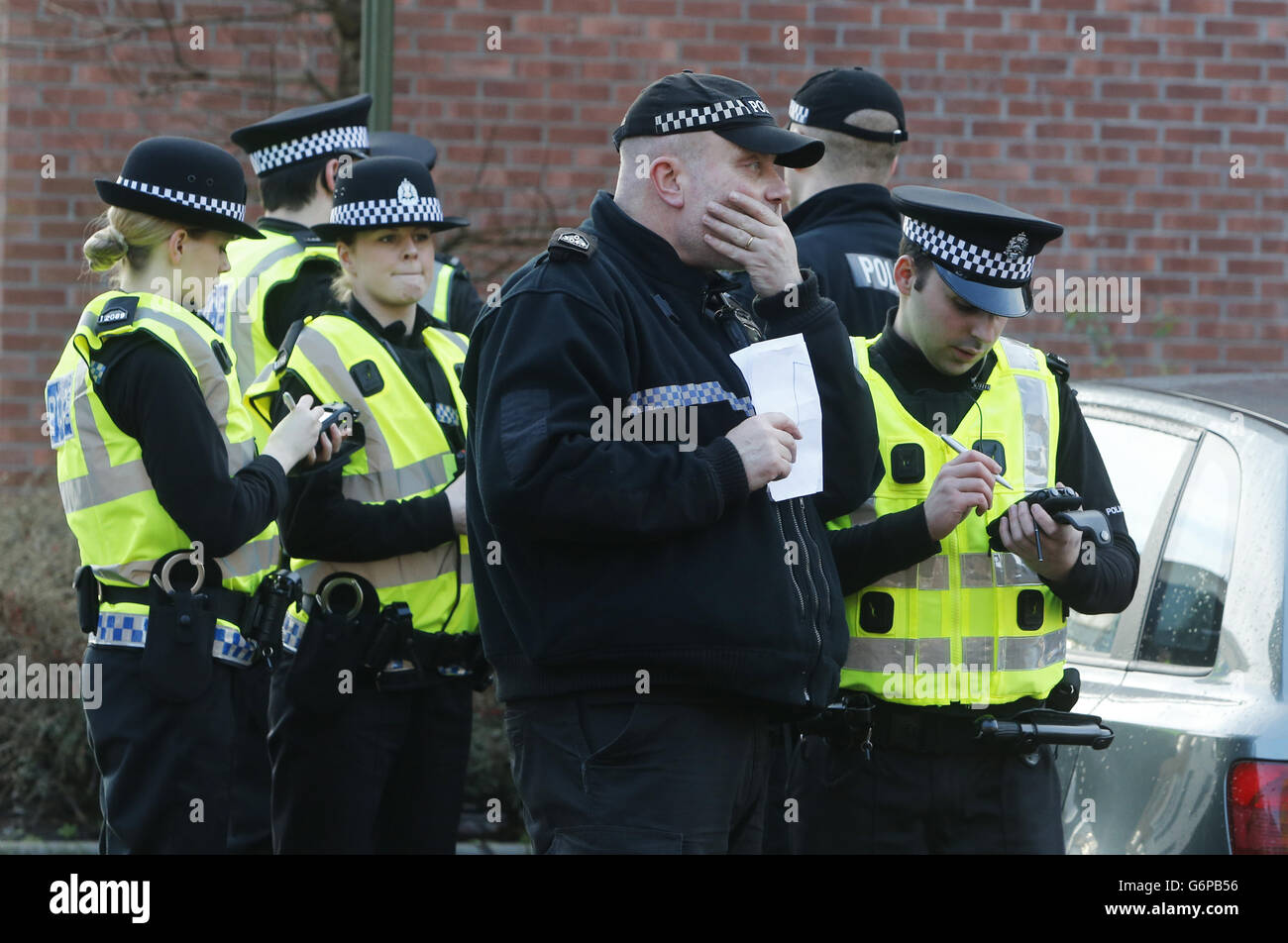 Polizeibeamte in Ferry Gait Crescent, Edinburgh, wo der dreijährige Mikaeel Kular aus seinem Haus verschwunden ist. Stockfoto