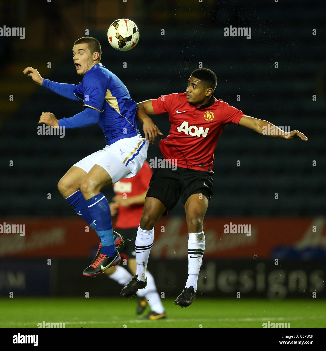 Simonas Stankevicius von Leicester City (links) und Saidy Janko von Manchester United in Aktion Stockfoto