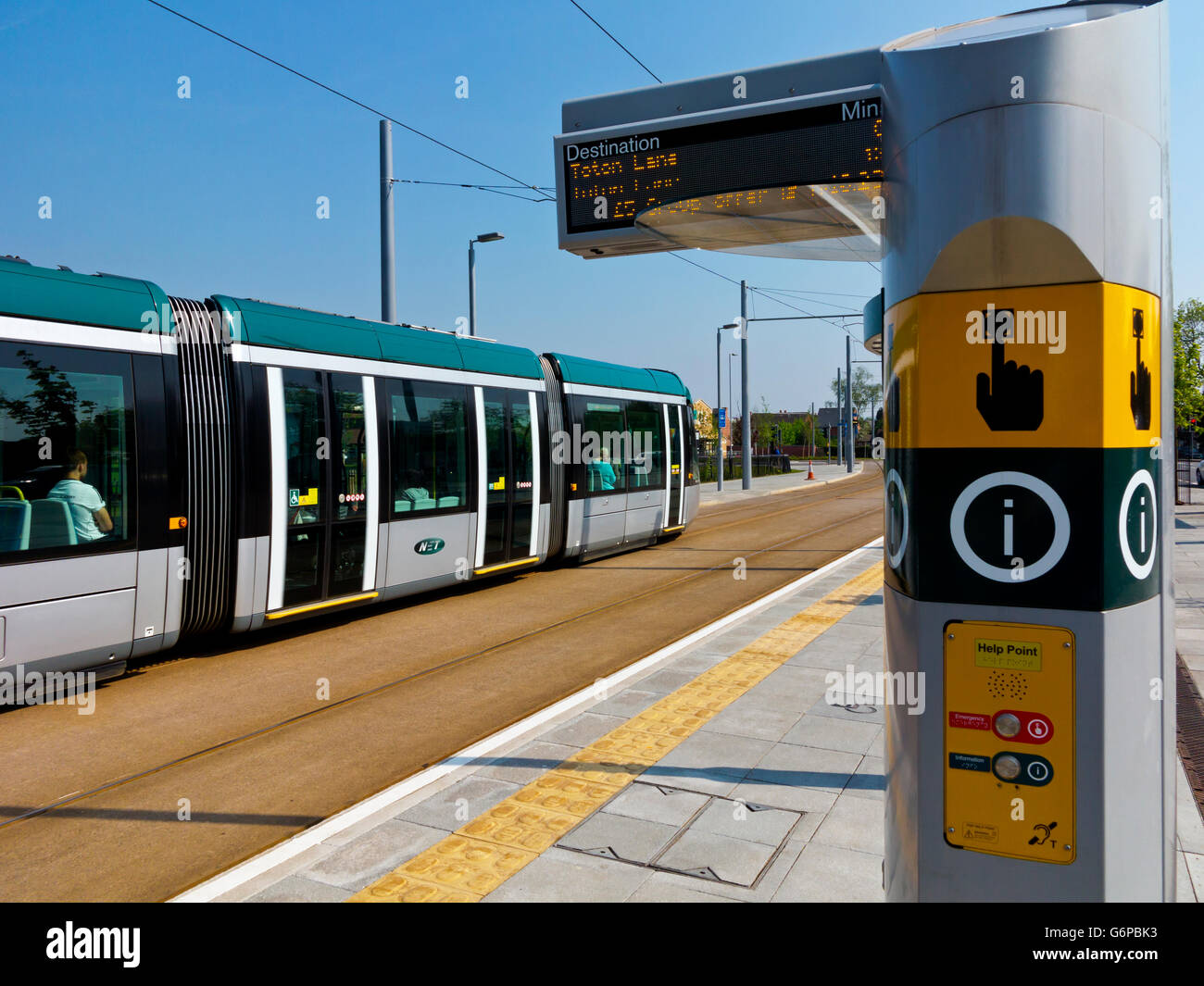 Helfen Sie, Punkt und Straßenbahnhaltestelle auf Nottingham Express Transit NET Straßenbahnstrecke in Nottingham Stadtzentrum Nottinghamshire England UK Stockfoto