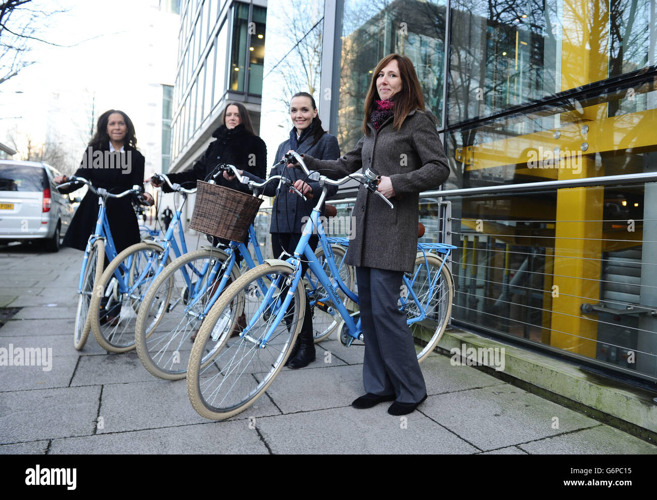 Victoria Pendleton, das goldene Mädchen des Radsports, feiert den zehnten Jahrestag der Cycle2work-Initiative von Halford, indem sie sich mit Mitarbeitern von M&S, Diane Wheatle, Kathryn Tibble- Taylor und Jane Sugden, einem der jüngsten Unternehmen, für das Programm einschreibt. Stockfoto