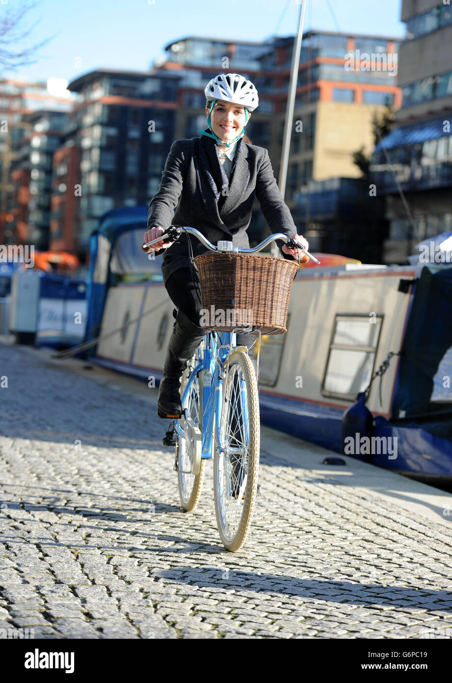 Victoria Pendleton, das goldene Mädchen des Radsports, feiert den zehnten Jahrestag der Cycle2work-Initiative von Halford, indem es sich mit Mitarbeitern von M&S, einem der jüngsten Unternehmen, zusammenschließt, um sich dem Programm anzuschließen. Stockfoto