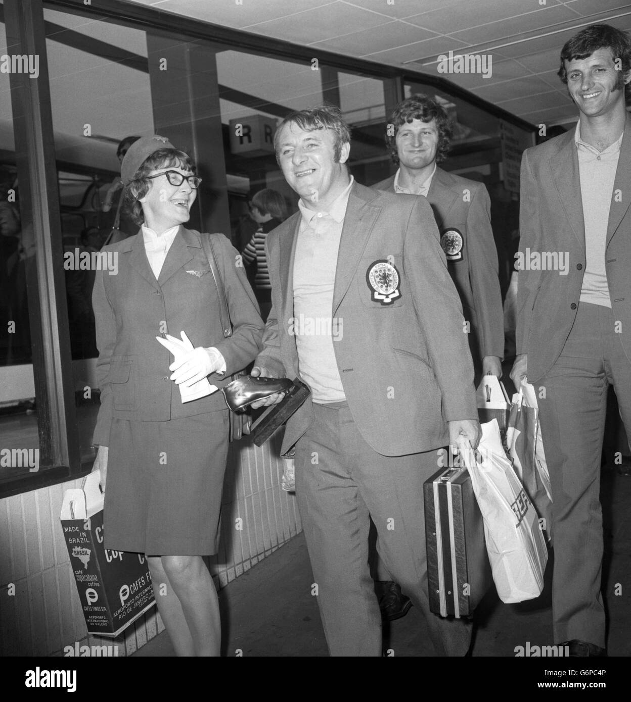 Manager Tommy Docherty (nächste Kamera) bei der Ankunft am Flughafen mit der schottischen Fußballmannschaft gesehen. Sie waren gerade aus Lissabon nach ihrem Besuch in Brasilien eingeflogen. Stockfoto