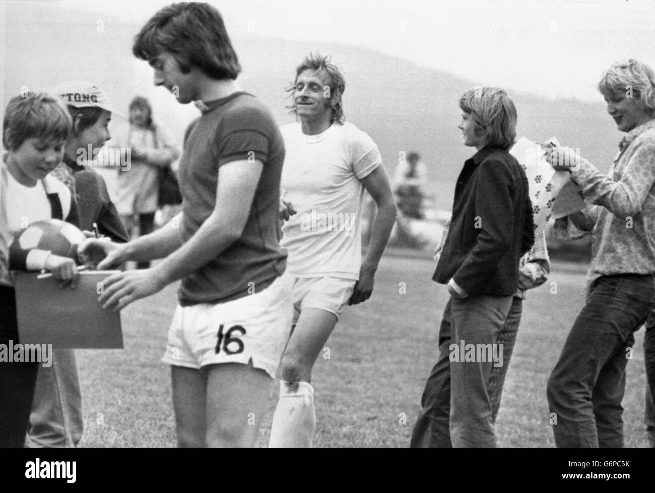 Junge Autogrammjäger schließen sich während der Trainingseinheit des Teams in ihrem Hauptquartier in Neuweilnew bei Frankfurt am Main den Mitgliedern der schottischen WM-Mannschaft an - Denis Law ist weiß -. Schottland wird Zaire in einem Gruppe-2-Weltcup-Spiel im Westfalenstadion in Dortmund spielen. Stockfoto