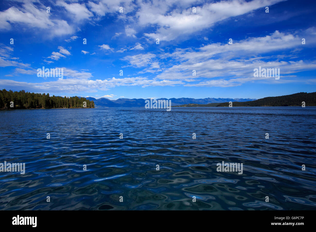 Landschaft des Flathead Lake in Montana mit Wasser und Bergen. Stockfoto