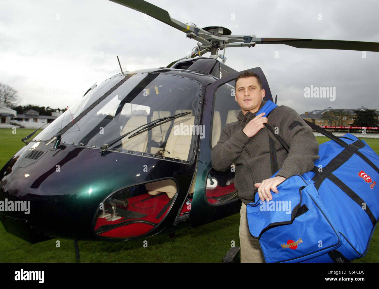 Darren Gough, der ehemalige England-Schnellbowler, kommt mit dem Hubschrauber an, um an einer Pressekonferenz teilzunehmen, um seinen offiziellen Beitritt zum Essex County Cricket Club bekannt zu geben. Der 33-jährige Yorkshireman hat Essex vor Warwickshire gewählt, der auch ursprünglich auf der Jagd nach seinen Diensten war. Stockfoto