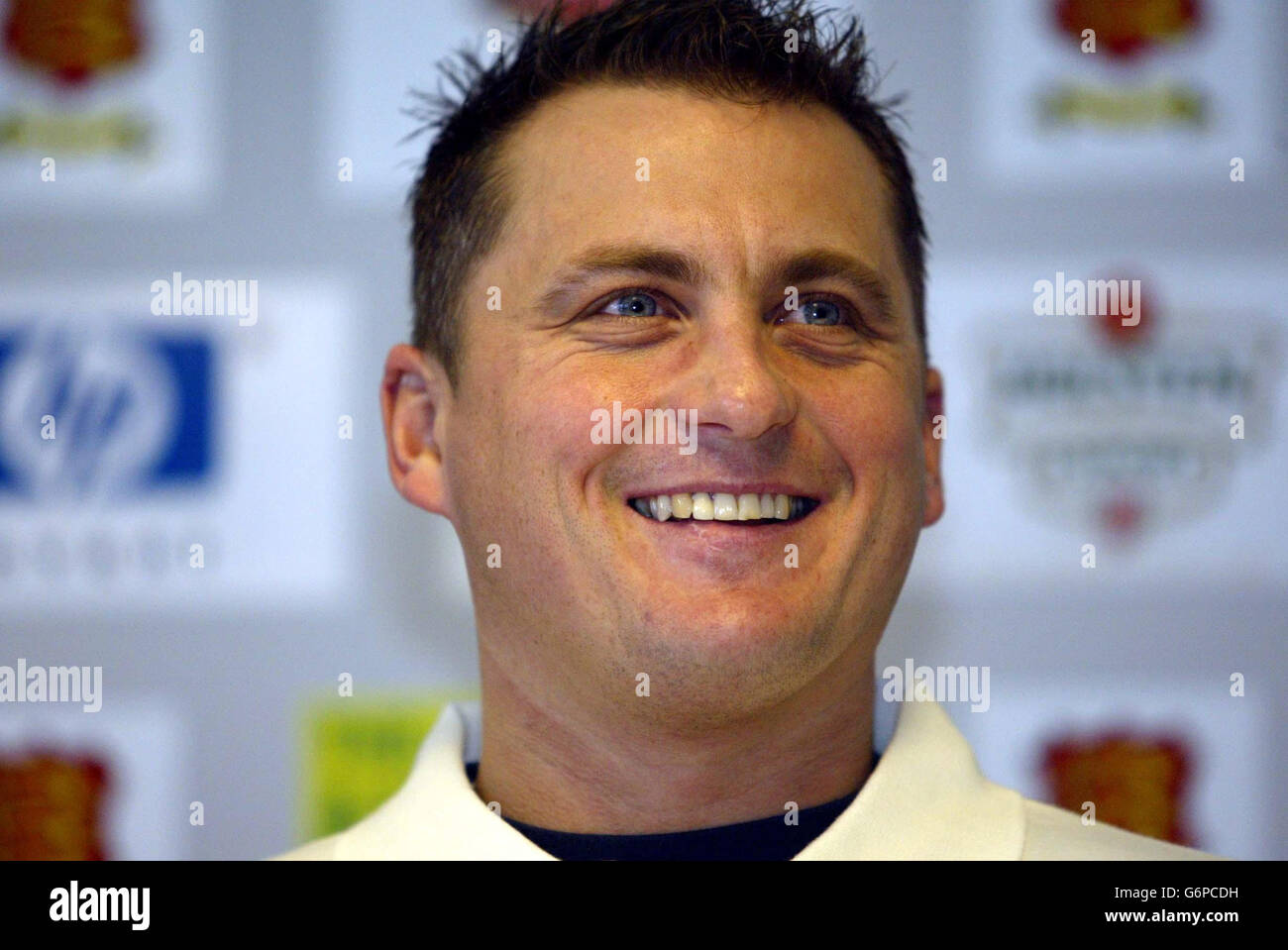 Darren Gough, der ehemalige England-Schnellbowler, gab auf einer Pressekonferenz bekannt, dass er offiziell dem Essex County Cricket Club beitrat. Der 33-jährige Yorkshireman hat sich vor Warwickshire für Essex entschieden, der ebenfalls ursprünglich auf der Jagd nach seinen Diensten war. Stockfoto