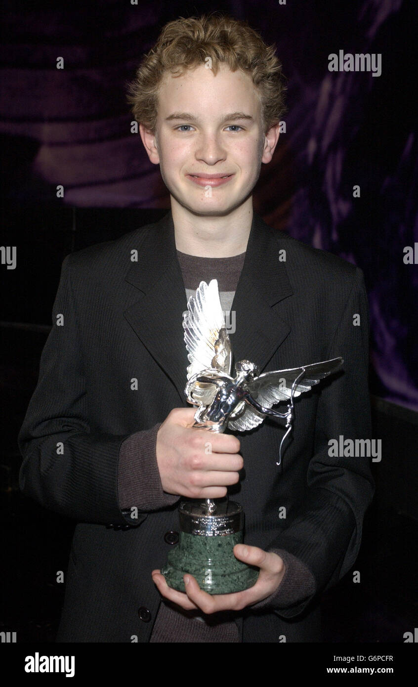 Schauspieler Max Pirkis, der den Preis für den vielversprechendsten Newcomer in Master and Commander gewann, bei den Evening Standard Film Awards 2004, die im Savoy Hotel im Zentrum von London ausgetragen wurden. Stockfoto