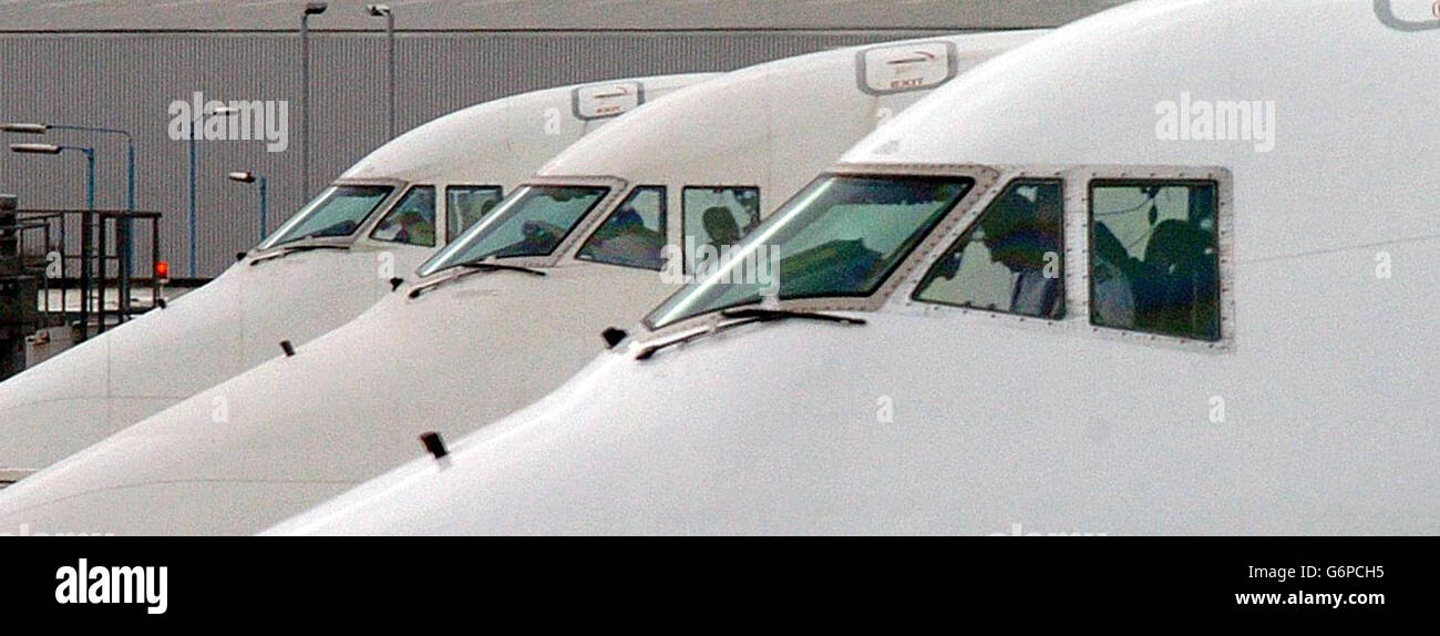 British Airways 747 Flugzeuge sitzen auf der Start- und Landebahn am Flughafen Heathrow, nachdem die BA 223 nach Washington aufgrund von Sicherheitsbedenken gestrichen wurde. Hochrangige Regierungsbehörden und die Luftverkehrsunternehmen haben sich nicht zu Berichten geäußert, die auf eine Bedrohung durch al Qaida folgen. Stockfoto