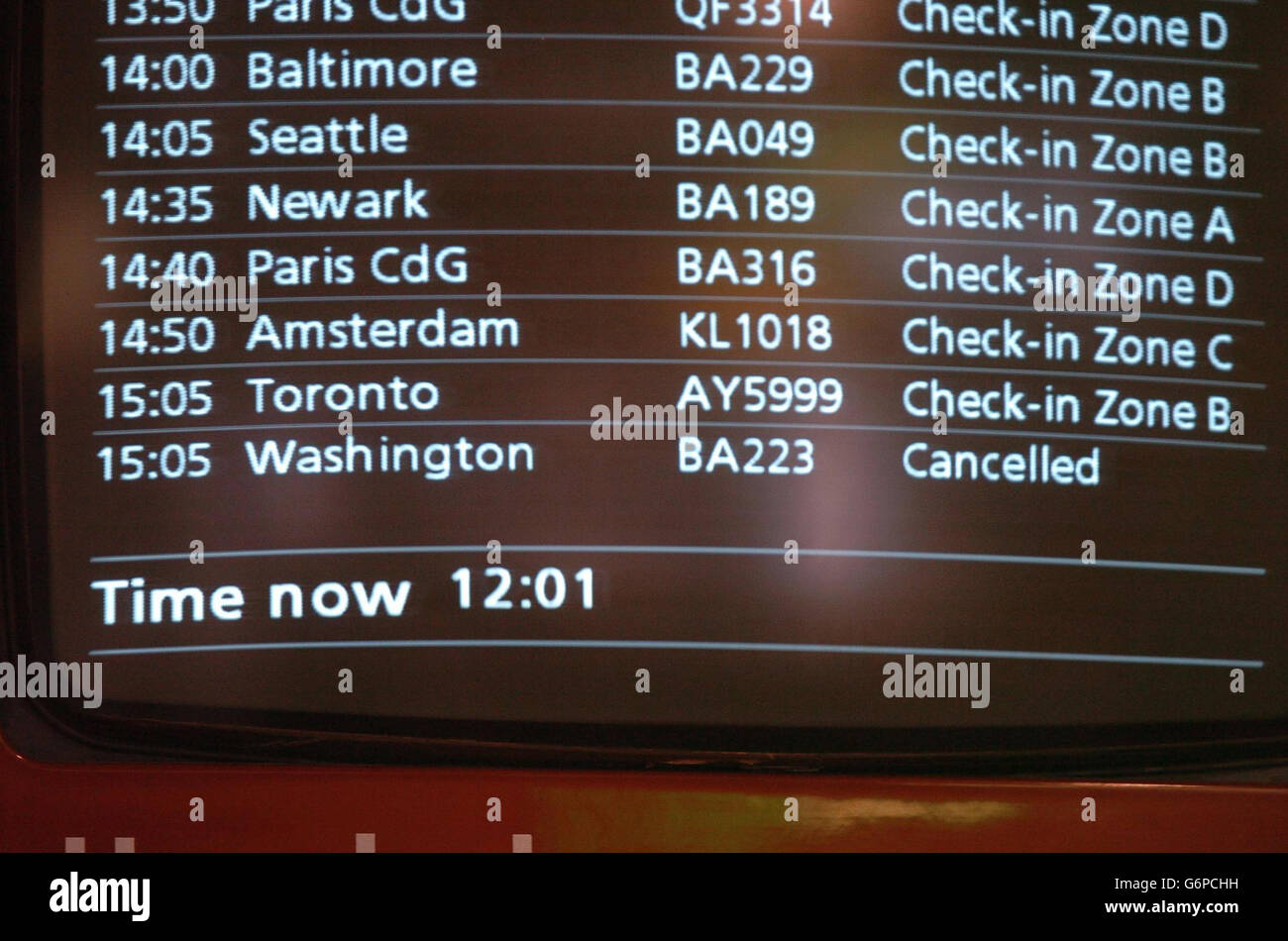 Das Abflugboard von British Airways am Flughafen Heathrow wurde nach der Absage der BA 223 nach Washington aufgrund von Sicherheitsbedenken gestrichen. Hochrangige Regierungsbehörden und die Luftverkehrsunternehmen haben sich nicht zu Berichten geäußert, die auf eine Bedrohung durch al Qaida folgen. Stockfoto