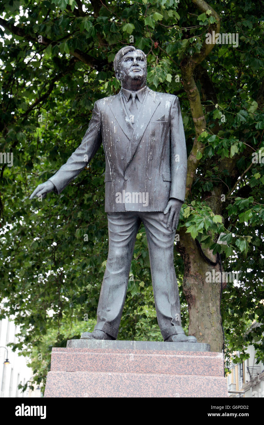 Statue von Aneurin Bevan (von Robert Thomas), Gründer des National Health Service in Cardiff, Wales. Stockfoto