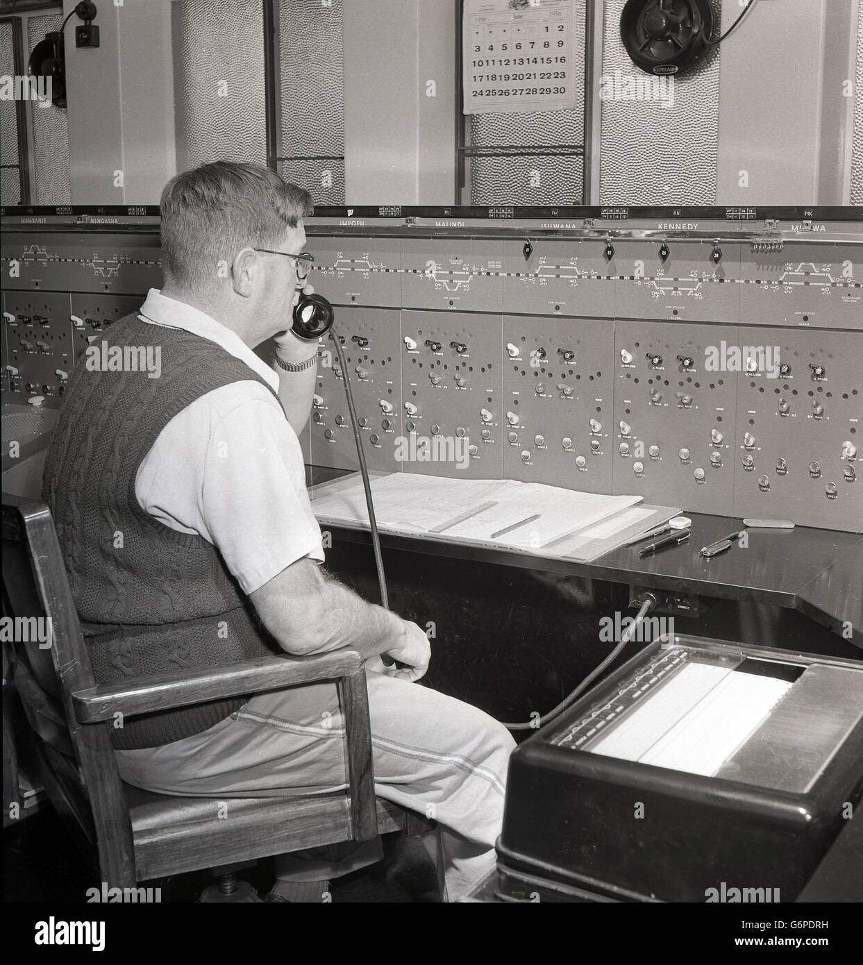 1956, historische, Operator am Telefon bei einem Eisenbahn-Kontrollamt, Harare Simbabwe (Rhodesien) Afrika. Stockfoto