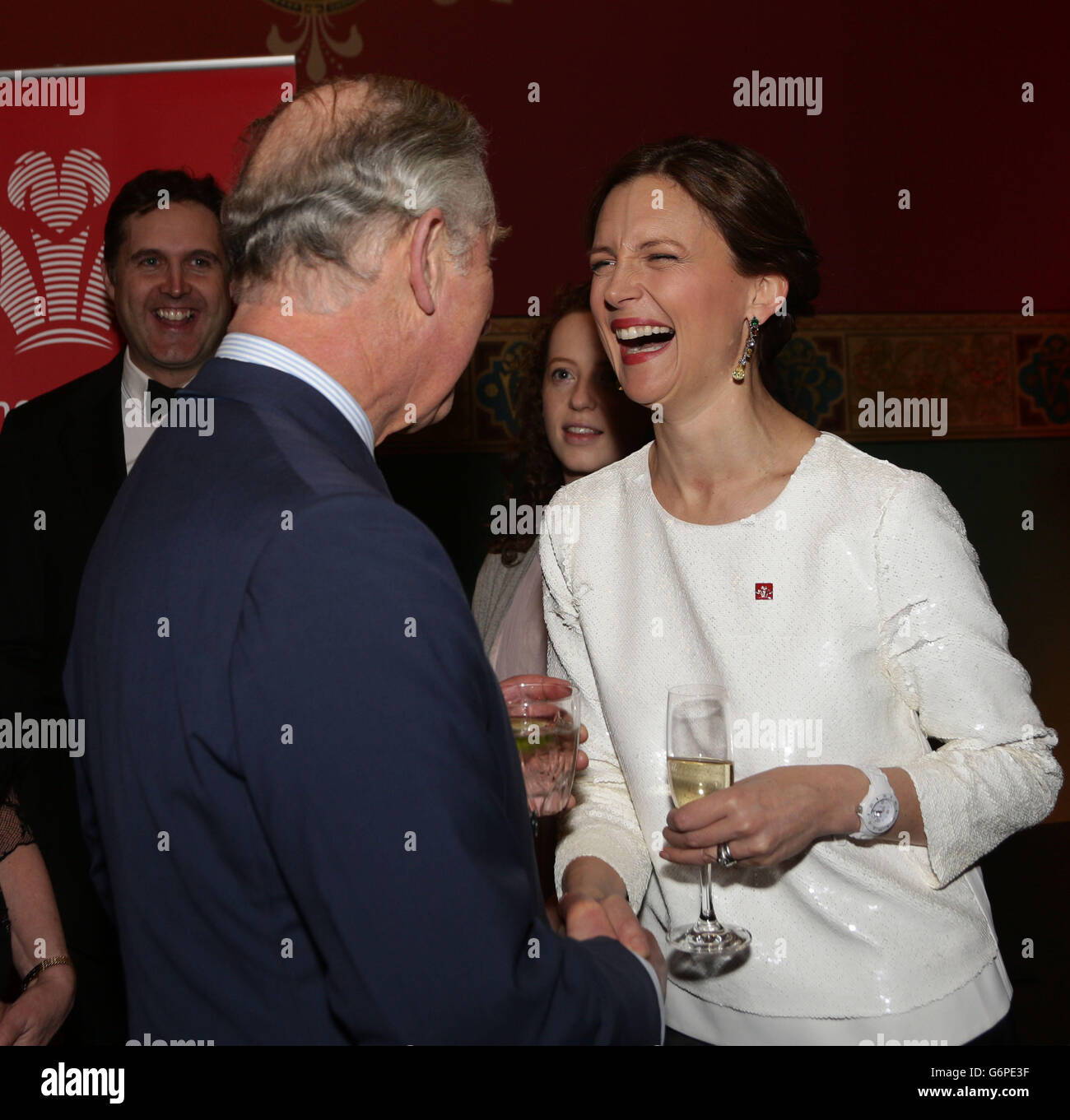 Der Prinz von Wales trifft Katie Durham während eines Empfangs der Führung, der vom Prince's Trust an den Royal Courts of Justice in London veranstaltet wird. DRÜCKEN Sie VERBANDSFOTO. Bilddatum: Donnerstag, 23. Januar 2014. Charles lobte die Arbeit der Fußballvereine, um seiner Jugendhilfe zu helfen. Die Prince's Trust Football Initiative hat seit 1997 mehr als 22,500 benachteiligten jungen Menschen geholfen. Das Programm, das von 40 professionellen Clubs durchgeführt wird, bietet Motivation, Teambuilding-Fähigkeiten und eine Chance, sich zu qualifizieren. Es wird von der Premier League und der Stockfoto