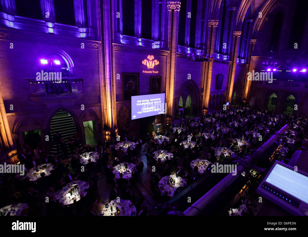 Der Prinz von Wales hält eine Rede während eines Empfangs der Führung, der vom Prince's Trust an den Royal Courts of Justice in London veranstaltet wird. Stockfoto