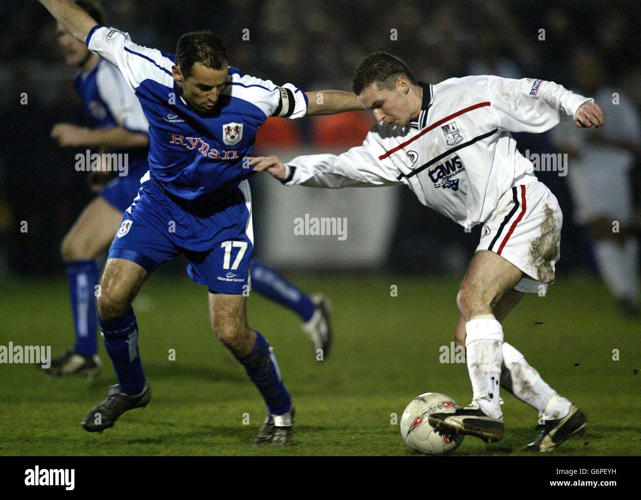 Chris Murphy (rechts) von Telford United und Kevin Muscat, Verteidiger von Millwall, in Aktion während des Spiels der 4. Runde des FA Cup in Buck's Head, Telford. KEINE INOFFIZIELLE CLUB-WEBSITE. Stockfoto