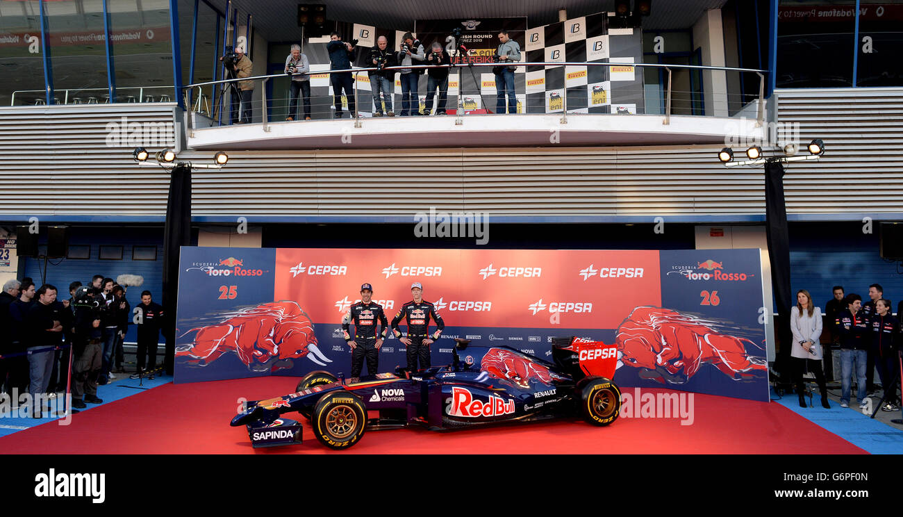 Die Fahrer Jean-Eric Vergne (links) und Daniil Kvyat beim Start des Formel-1-Autos Toro Rosso STR-9 auf dem Circuito de Jerez, Jerez, Spanien. DRÜCKEN SIE VERBANDSFOTO. Bilddatum: Montag, 27. Januar 2014. Bildnachweis sollte lauten: Martin Rickett/PA Wire. Stockfoto