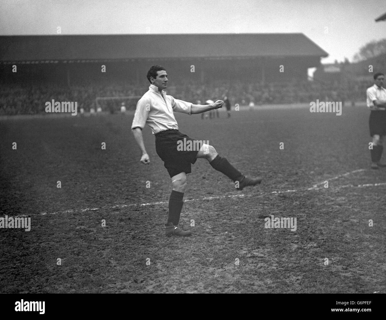 Dr. Kevin O'Flanagan, Arsenal innen links. Der Arzt und Sportverwalter vertrat auch Irland beim Rugby Union. Arsenal spielten in der White Hart Lane von Tottenham Hotspur wegen Bombenschäden in Highbury. Stockfoto