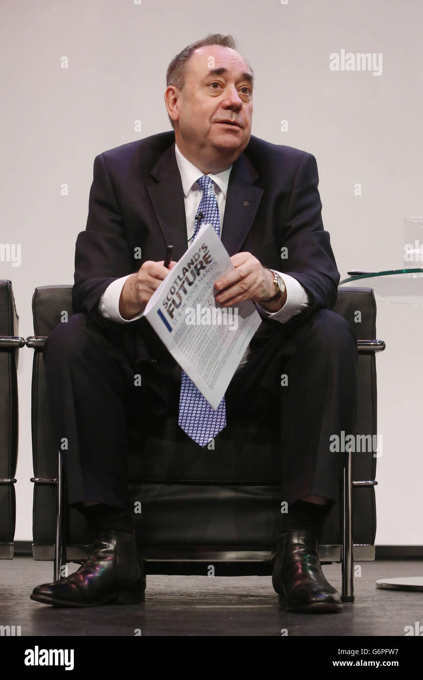 Erster Minister Alex Salmond während einer Frage-und-Antwort-Sitzung über Schottlands Zukunft im Regal Community Theatre in Bathgate, Schottland. Stockfoto