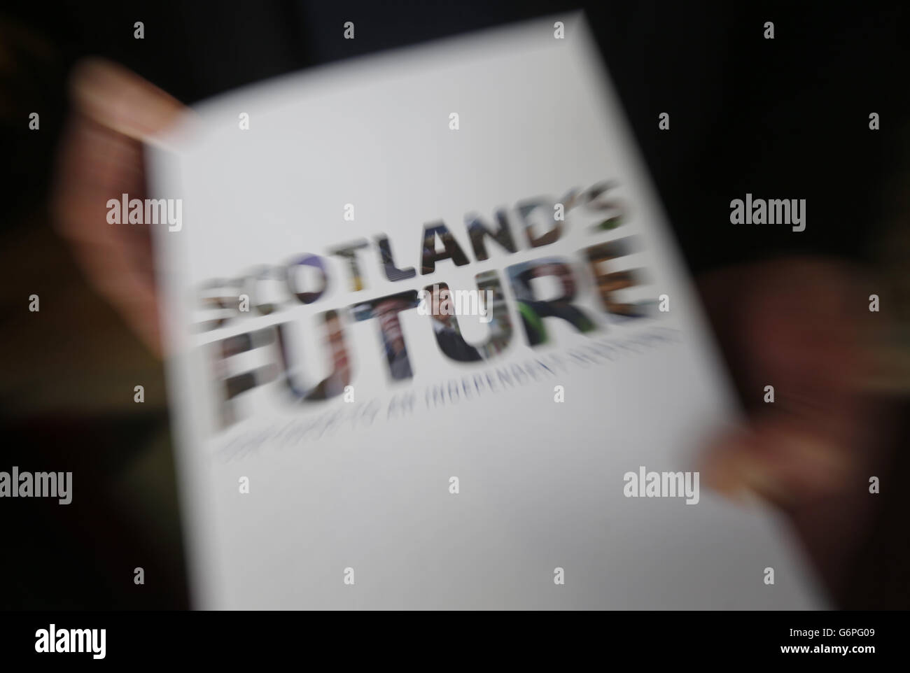 Ein Mann hält das SNP-Weißbuch nach einer Frage-und-Antwort-Sitzung über Schottlands Zukunft am Regal Community Theatre in Bathgate, Schottland. Stockfoto