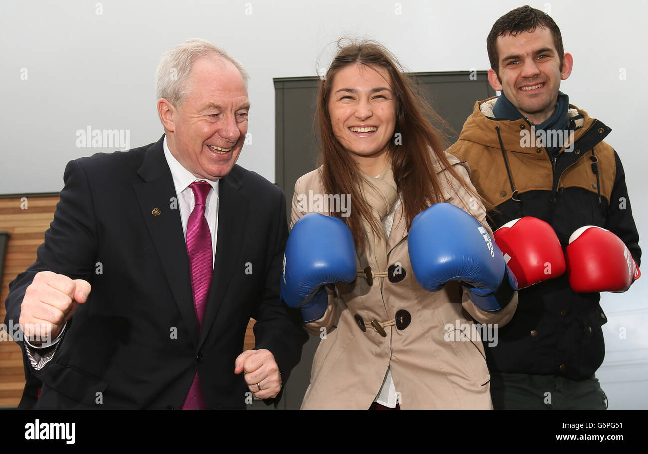 Staatsminister für Sport und Tourismus Michael Ring T.D. mit Olympiaboxerin Katie Taylor und Olympiaboxer Adam Nolan bei der Eröffnung des überarbeiteten Bray Boxing Clubs Wicklow, wo sie trainieren. Stockfoto