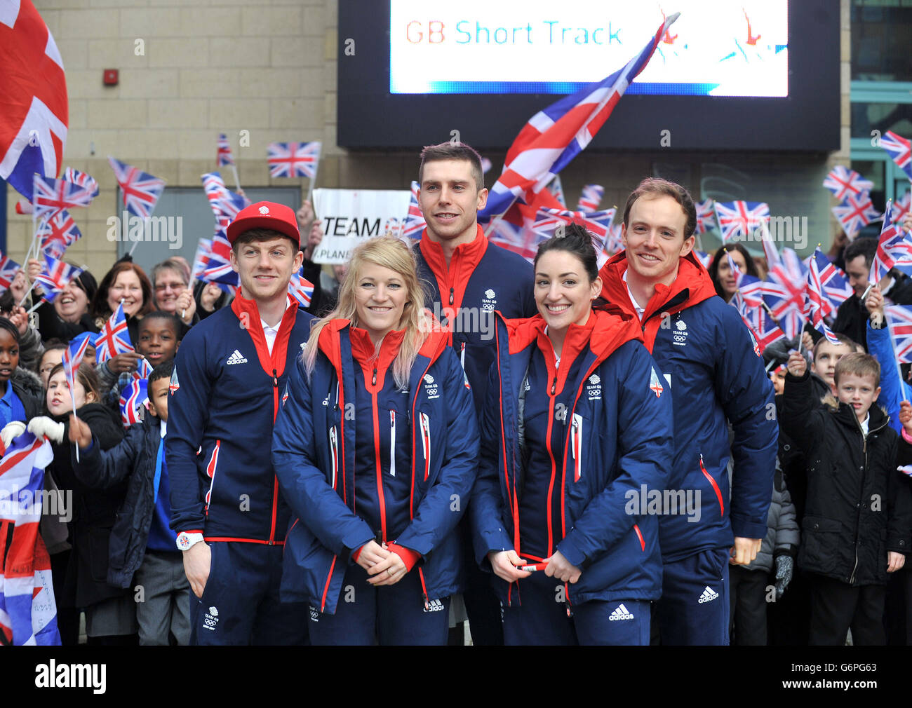 Jon Eley (Mitte), Elise Christie (zweite links), Charlotte Gilmartin (zweite rechts), Richard Shoebridge (rechts) und Jack Whelbourne (links), die in Nottingham auf der Kurzstrecken-Strecke in der Nähe des National Ice Center in Nottingham sind. Stockfoto