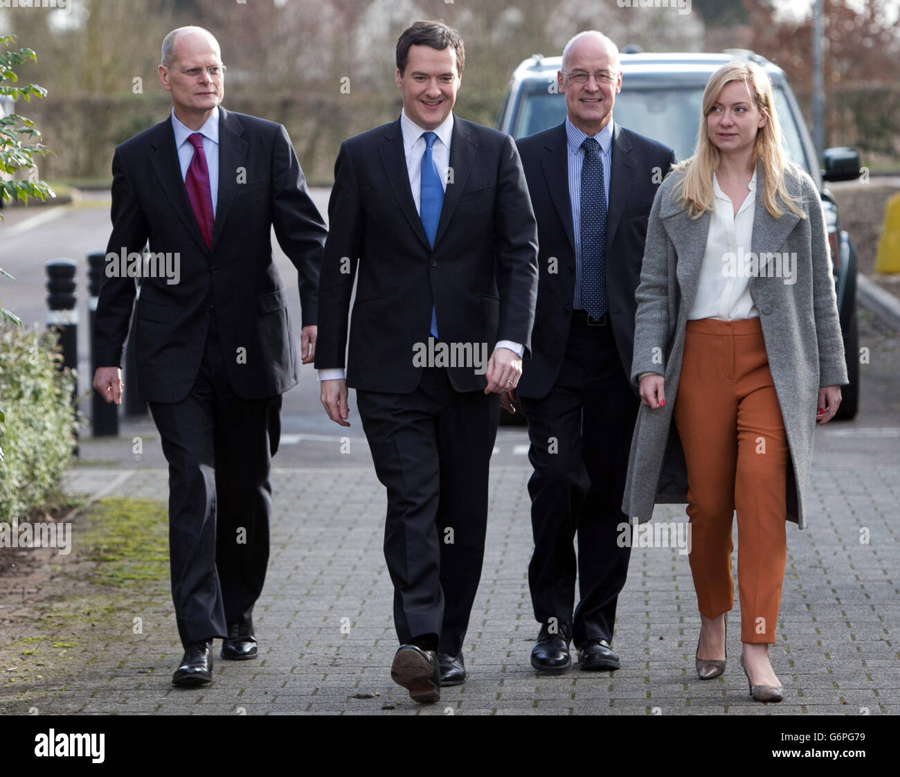 Kanzler George Osborne (zweiter von links) mit Professor Ian Walmsley, dem Pro-Vizekanzler für Forschung (links), Professor Andrew Hamilton, Vizekanzler der University of Oxford (zweiter von rechts) und dem lokalen Abgeordneten Nicola Blackwood (rechts) kommen zu einem Besuch im Begbrooke Science Park in Oxfordshire. Stockfoto