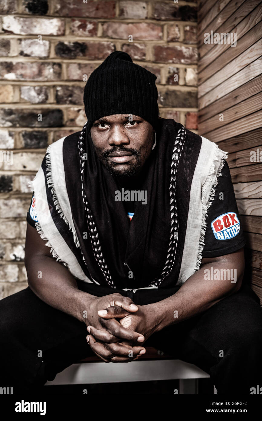 Dereck Chisora posiert für den Fotografen nach der Pressekonferenz im Fredericks Restaurant, London. Stockfoto