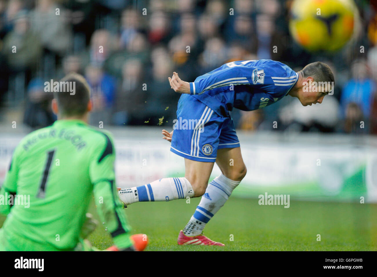 Hull Golakeeper Allan Mcregor wird geschlagen, als Chelsea Fernando Torres seinen Seiten den dritten Treffer des Spiels erzielt. Stockfoto
