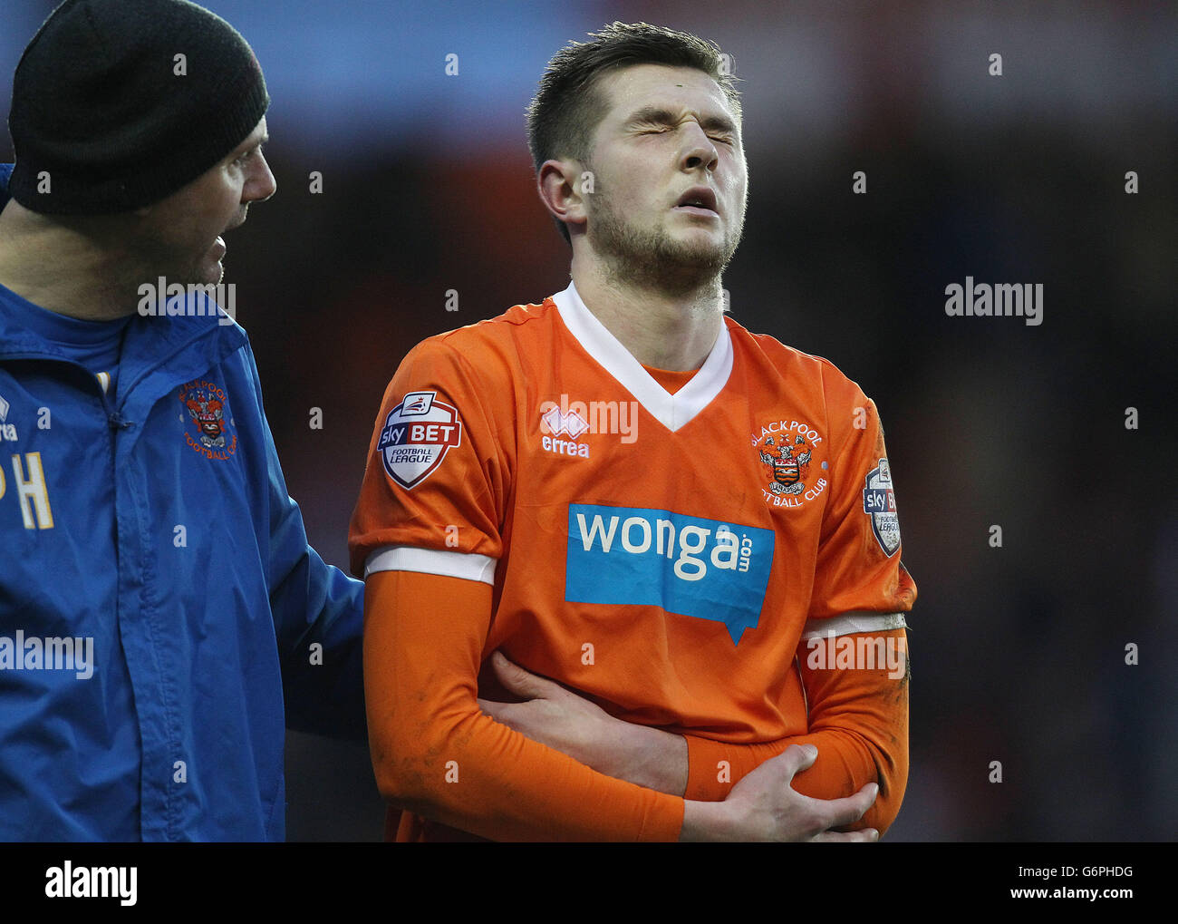 Fußball - Sky Bet Championship - Blackpool / Middlesbrough - Bloomfield Road. Tom Barkhuizen von Blackpool verlässt das Spielfeld während des Spiels gegen Middlesbrough mit einem vermuteten gebrochenen Halsband Stockfoto