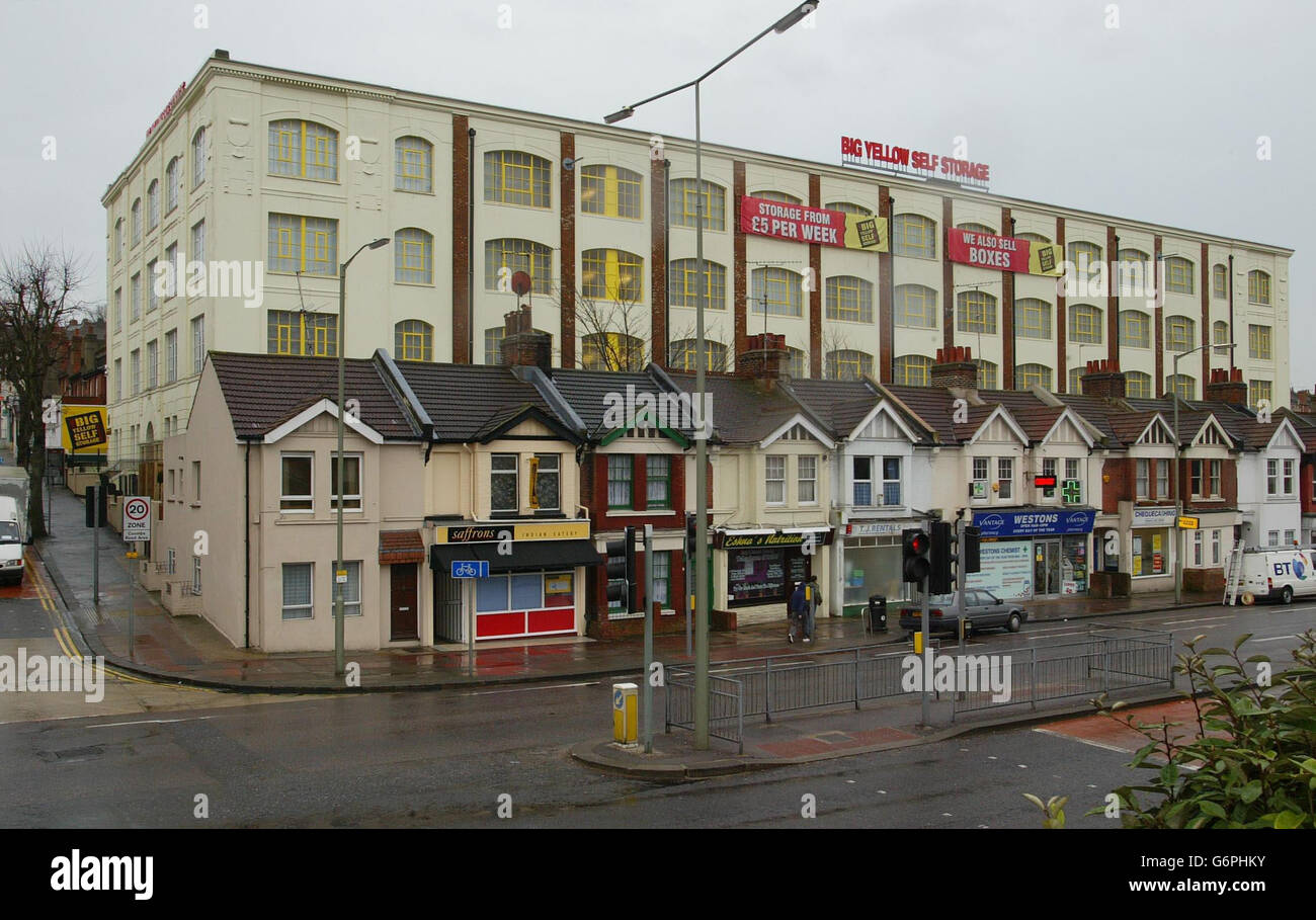 Graham Coutts Jury Besuch Lagerhalle Stockfoto