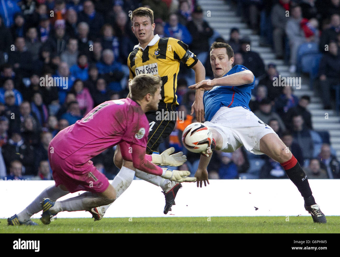 Jon Daly von den Rangers und Greg Pherson, Torhüter von East Fife, während des Spiels der Scottish League One im Ibrox Stadium, Glasgow. DRÜCKEN SIE VERBANDSFOTO. Bilddatum: Samstag, 11. Januar 2014. Siehe PA Story SOCCER Rangers. Bildnachweis sollte lauten: PA Wire. Stockfoto