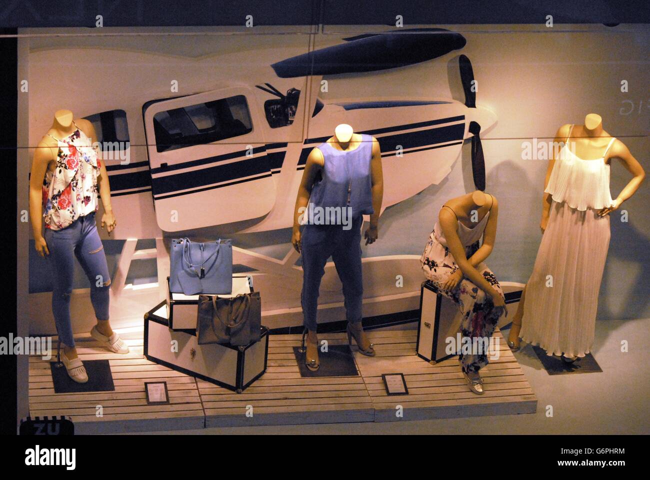 Schaufensterpuppen und Cessna Wasserflugzeug auf dem Display Ipekyol Emporium Stockfoto
