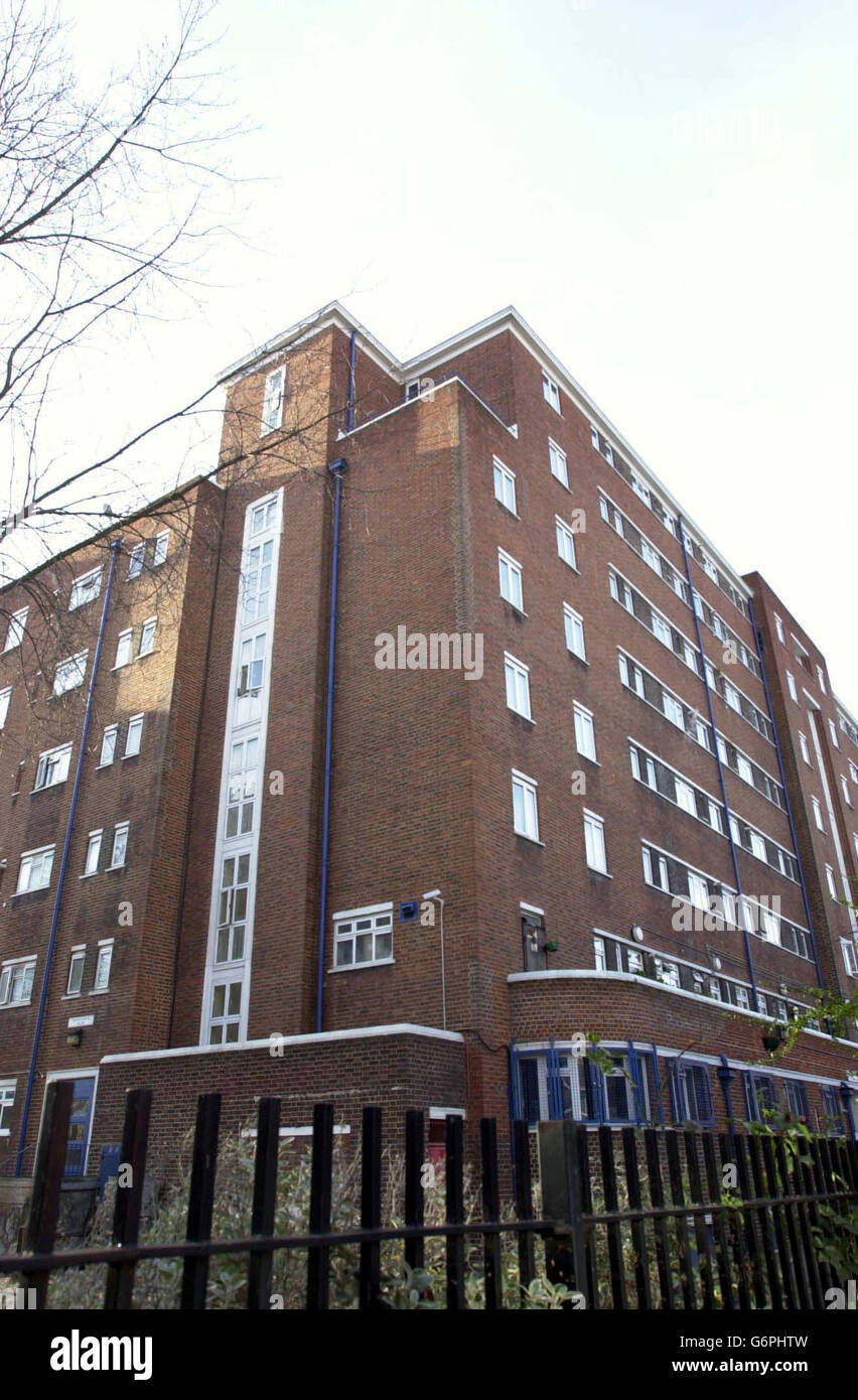 Goodwin Court im Nordwesten Londons, wo George Smart angeblich einen Monat Welpen labrador 100 Meter vom Dachgarten auf die Straße geworfen haben soll, wo es überfahren wurde. Stockfoto