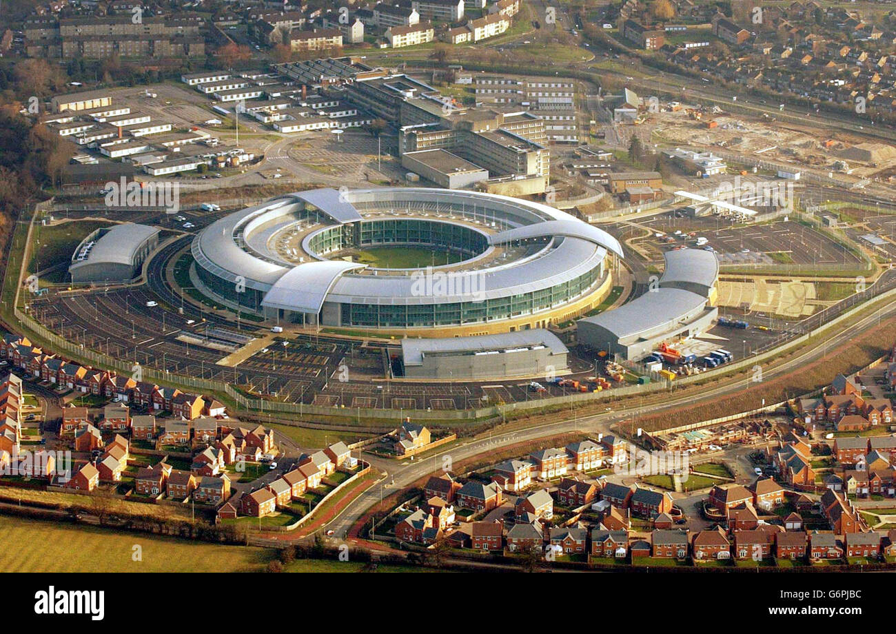 Das neue Government Communication Headquarters (GCHQ) im Westen von Cheltenham. 1,500 der 4,000 Mitarbeiter sind bereits in das 330-Millionen-Gebäude umgezogen, das vor Ort als "Dughnut" bekannt ist und noch in diesem Jahr fertiggestellt werden soll. GCHQ beherbergt einige der leistungsstärksten Computer in Europa und fängt Informationen über eine breite Palette von Kommunikationen ab, um Organisationen bei der Bekämpfung von Drogenhandel, Waffenverbreitung und Terrorismus zu unterstützen. Stockfoto