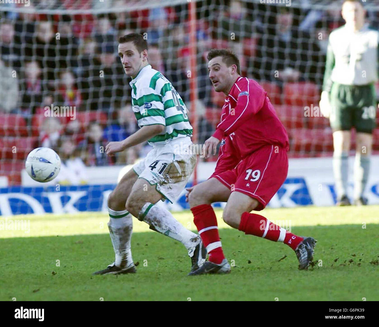 John Kennedy von Celtic schützt den Ball vor David Zdrilic von Aberdeen während des Spiels der Bank of Scotland Premier League im Pittodrie Stadium, Aberdeen. Celtic gewann 3:1. NUR FÜR REDAKTIONELLE ZWECKE. Stockfoto