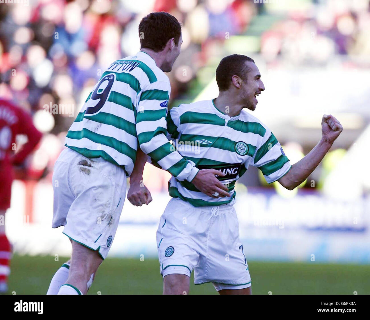 Herik Larsson von Celtic feiert sein Tor gegen Aberdeen während des Spiels der Bank of Scotland Premier League im Pittodrie Stadium, Aberdeen, Samstag, 24. Januar 2004. Celtic gewann 3:1. NUR FÜR REDAKTIONELLE ZWECKE. Stockfoto