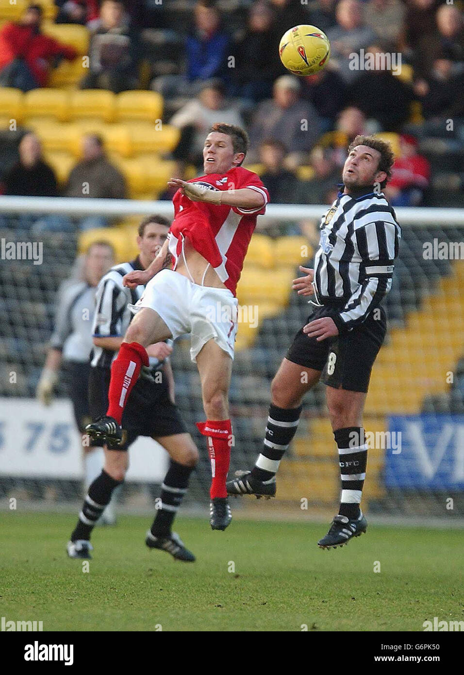 Darren Caskey von Notts County (rechts) und Swindon's Sammy Igoe springen für den Ball während des Nationwide Division Two Spiels am County Ground, Nottingham. KEINE INOFFIZIELLE CLUB-WEBSITE. Stockfoto