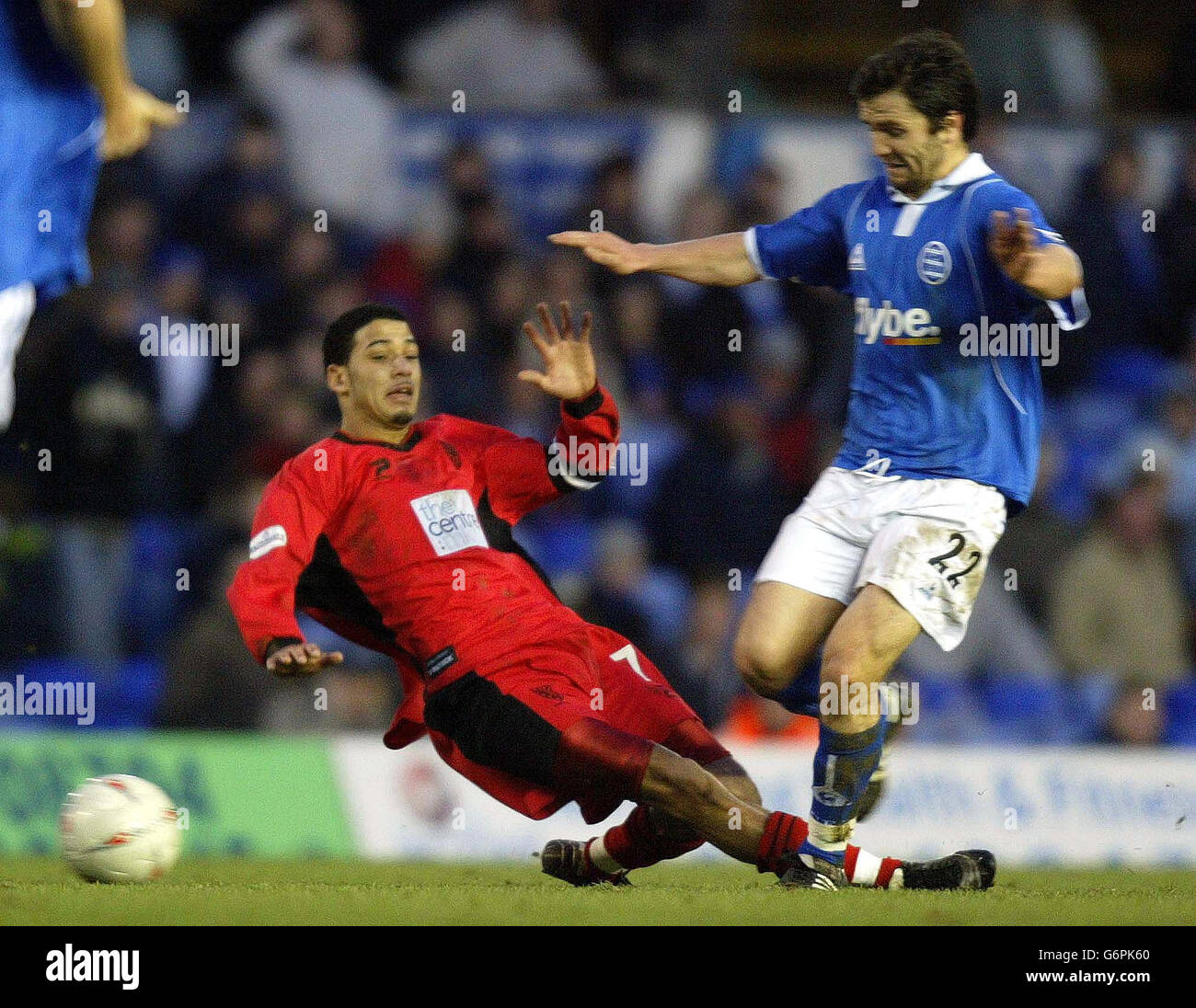 Wimbledons Jobie McAnuff (links) fordert Damien Johnson aus Birmingham beim vierten Spiel des FA Cup in St. Andrews, Birmingham, während des 1-0. Stockfoto