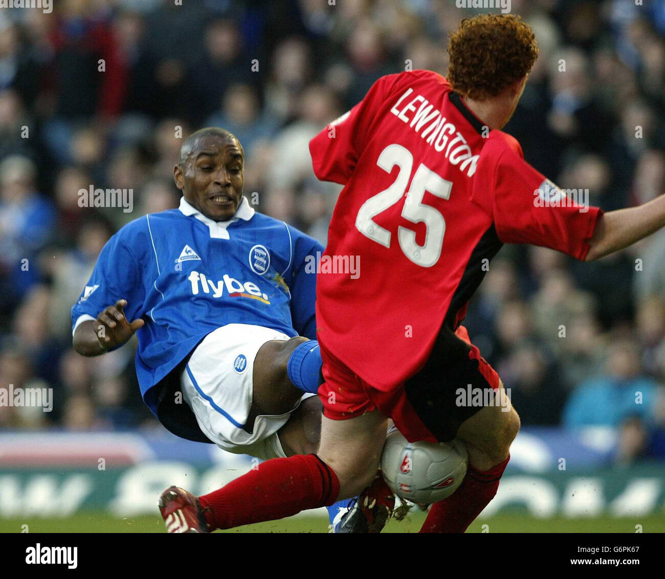 Clinton Morrison aus Birmingham hat seinen Schuss von Dean Lewington aus Wimbledon während des vierten Spiels des FA Cup in St. Andrews, Birmingham, blockiert. Endergebnis 1-0 nach Birmingham. Stockfoto