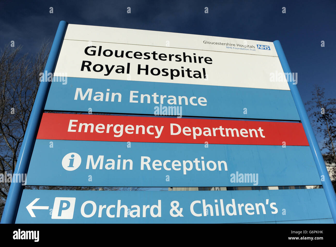 Das Schild vor dem Gloucestershire Royal Hospital in Gloucester, wo Zara Phillips eine kleine Tochter gebar, ihr erstes Kind am frühen Morgen mit Ehemann, dem ehemaligen England Rugby-Star Mike Tindall an ihrer Seite. Stockfoto
