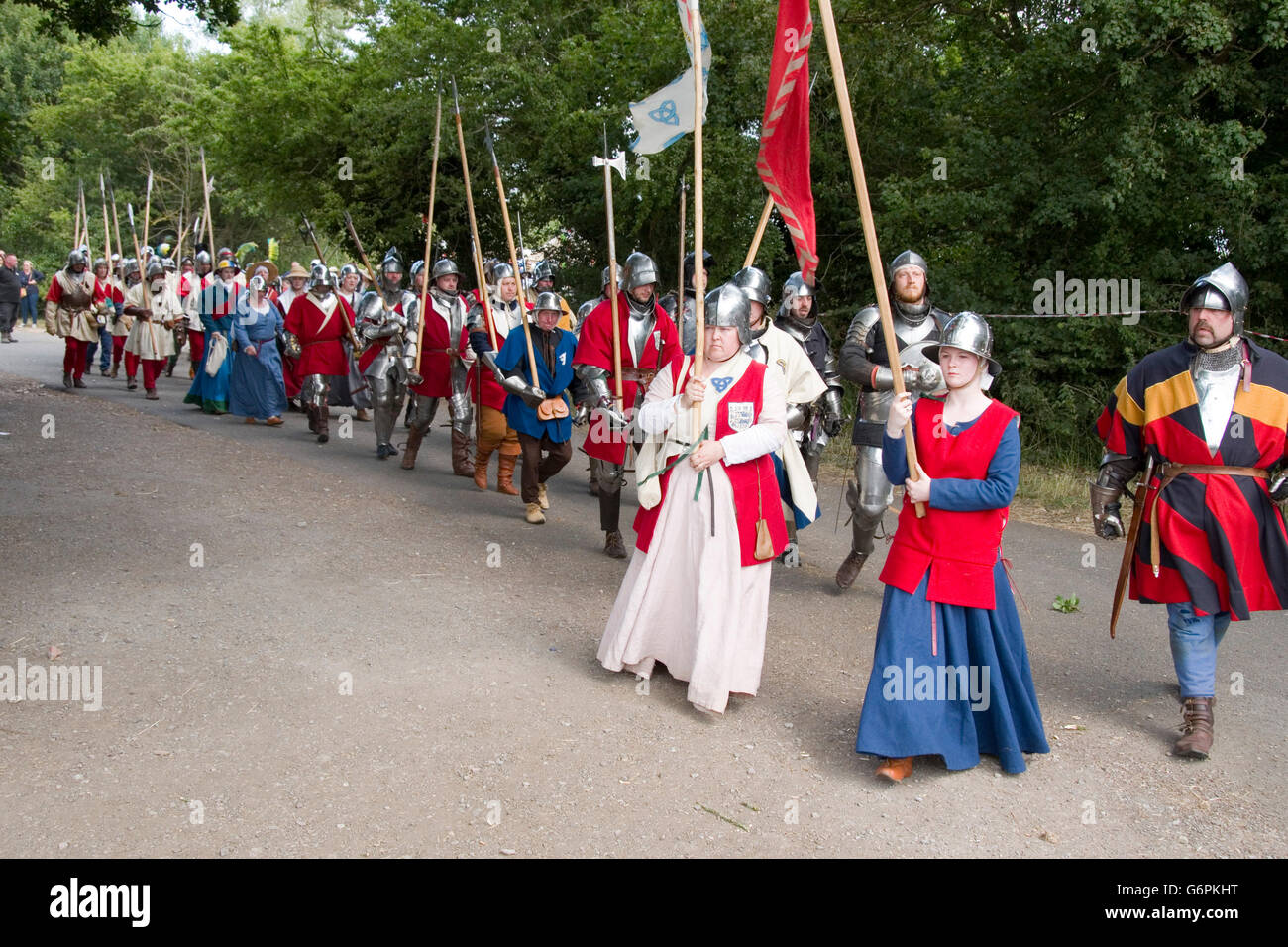 Tewkesbury, UK-17. Juli 2015: Ritter in Rüstungen marschieren in Richtung Schlacht am 17. Juli 2015 bei Tewkesbury Mittelalterfest Stockfoto