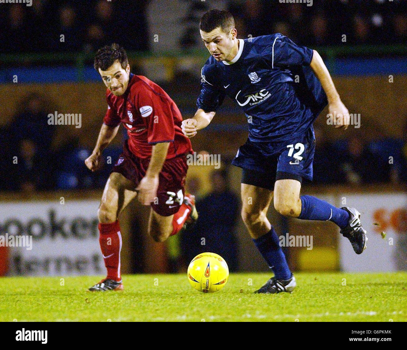 Steven Clark von Southend wird von David Merris (links) aus York während ihres Nationwide Division Three-Spiels in Roots Hall, Southend, geschlossen. KEINE INOFFIZIELLE NUTZUNG DER CLUB-WEBSITE. Stockfoto