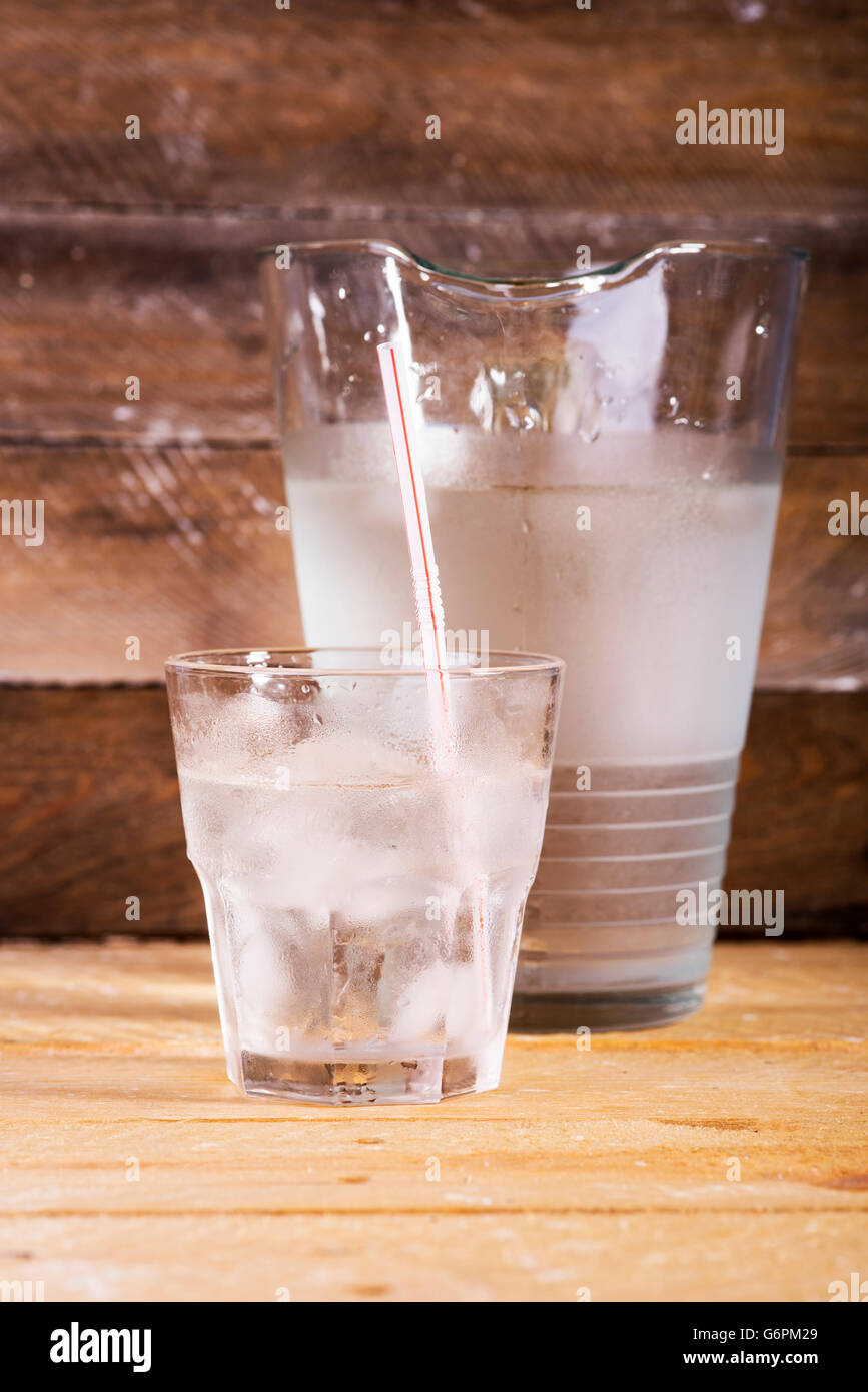 in ein Glas kaltes Mineralwasser Stockfoto