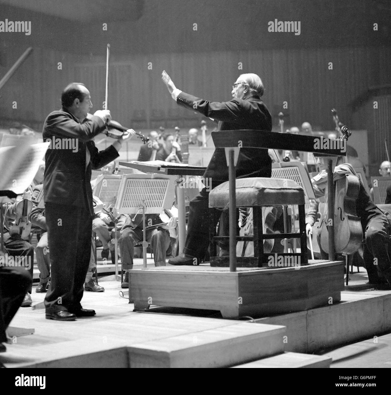 Der amerikanische Solist Bronislaw Gimpel probt die überarbeitete Fassung des Benjamin Britten Violinkonzerts unter der Leitung von Sir Thomas Beecham in der Royal Festival Hall, South Bank, London. Stockfoto